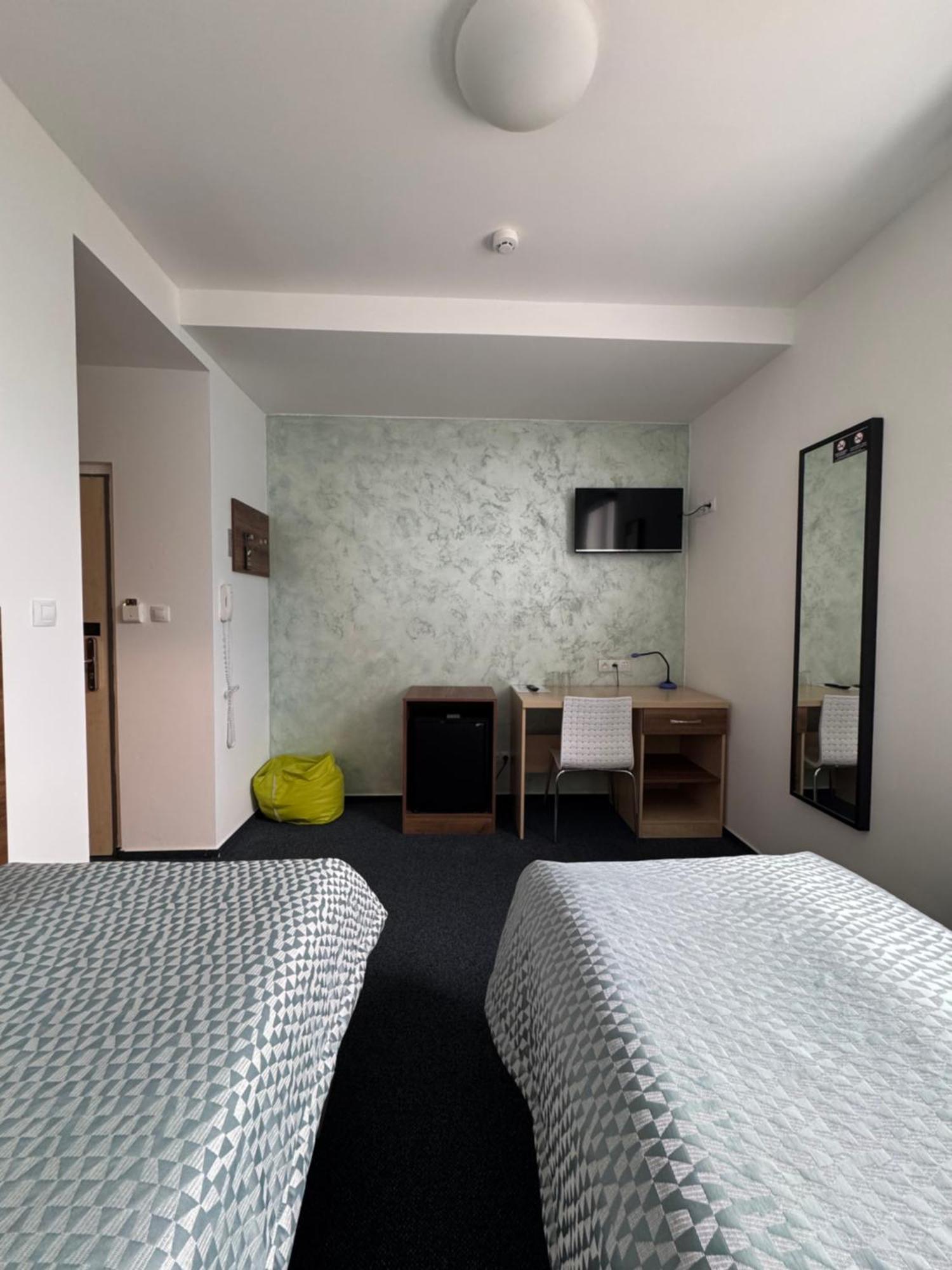 Sport Hotel Sletiste Kladno Exteriör bild